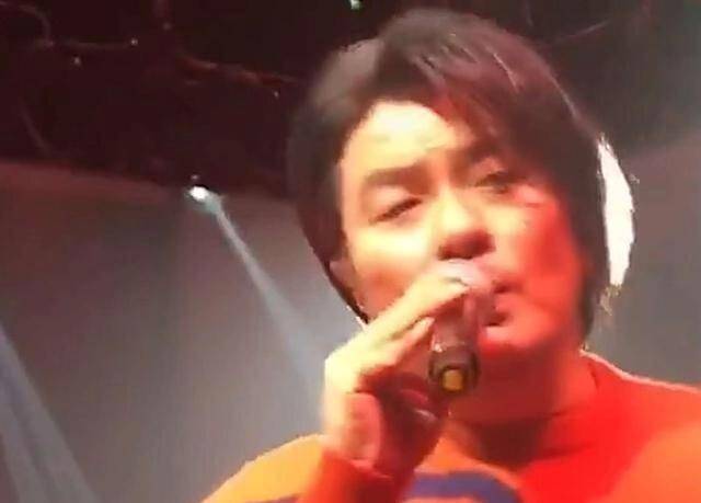 身材|阿杜胖到认不出！穿大红毛衣配小白鞋倒显年轻，却难逃中年发福