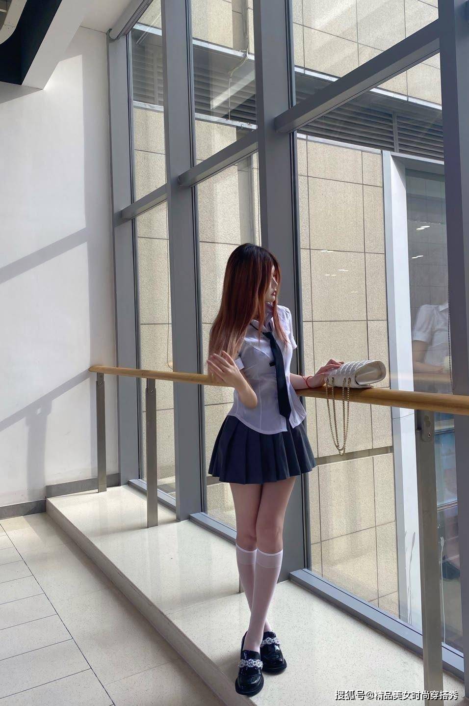 线条美|JK制服VS紧身连衣裙到底哪一个更有魅力？