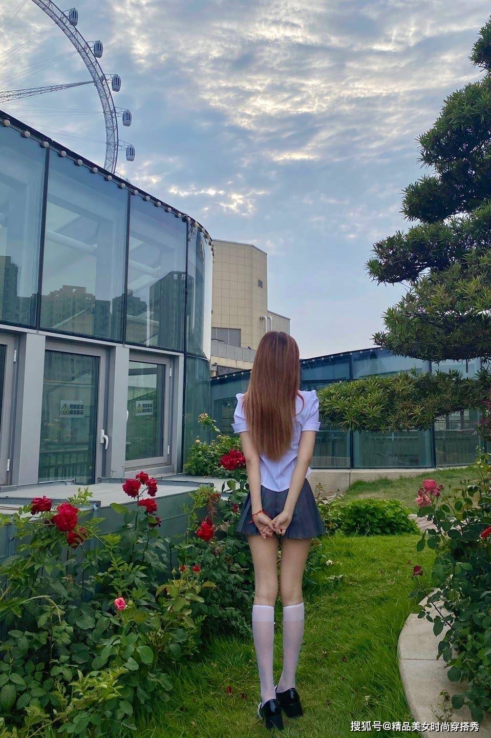 线条美|JK制服VS紧身连衣裙到底哪一个更有魅力？