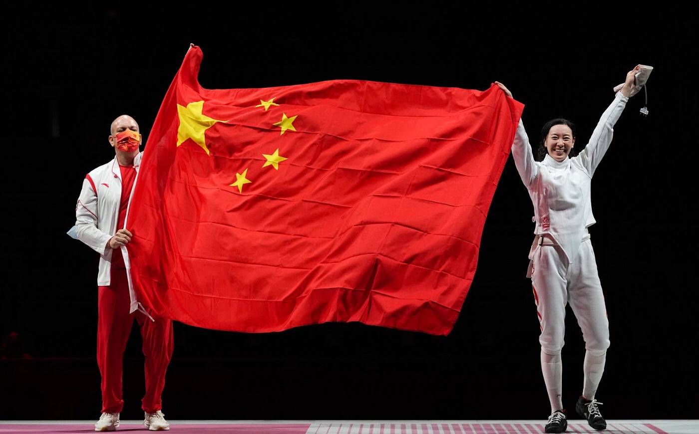 展现|冠军美女孙一文“明星脸”彻底火！穿击剑服被法国教练扛肩上庆祝