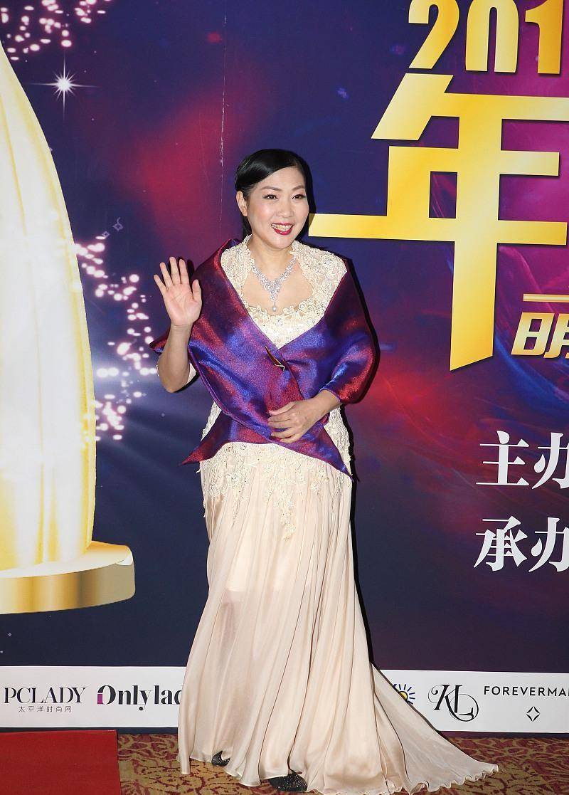 一身|沈丹萍的女人味挺难得，身材丰满有曲线，穿礼裙看着就高级