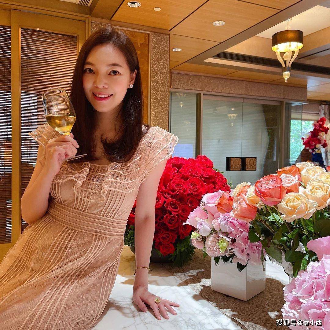 设计|富士康老板娘好幸福，穿裸色连衣裙像个少女，一点不像生了3个娃