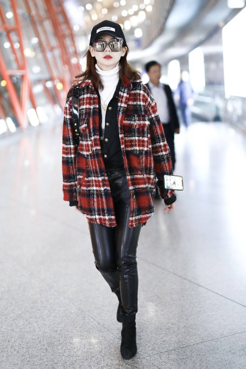 戚薇|格纹衫怎么搭配才够时髦？李沁配卫衣，宋祖儿配短裙，戚薇配皮裤