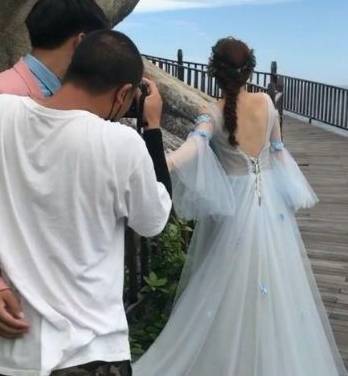夫妻悬崖栈道拍婚纱照，看到精修图后气炸了，网友：确实有点吓人