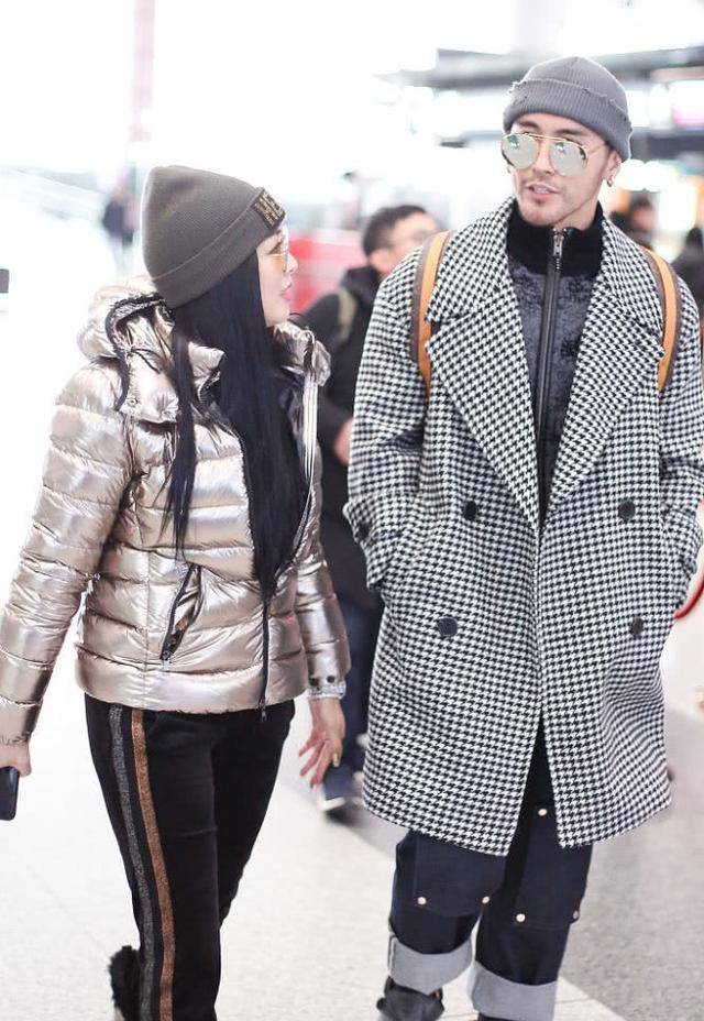 皮毛|夫唱妇随!钟丽缇穿亮面羽绒服扮可爱,37岁张伦硕现“深情眼”