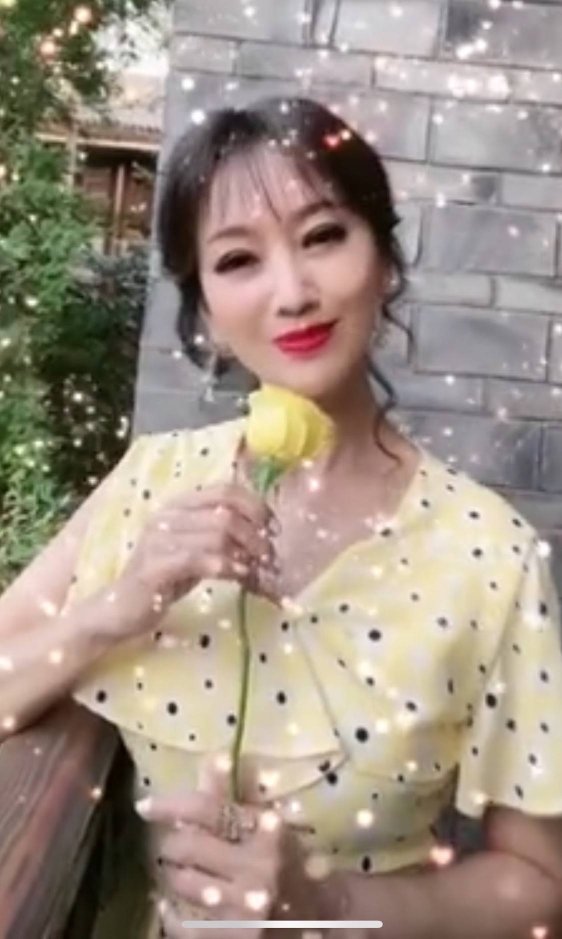 颜色|赵雅芝在老公镜头下，滤镜厚的像戴假面具，不真实也不自然！
