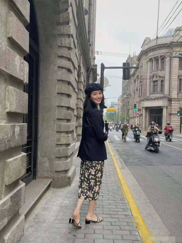 颜色|“90后阔太”杨采钰好适合法式风，穿开衫配碎花裙，看着还挺大气的