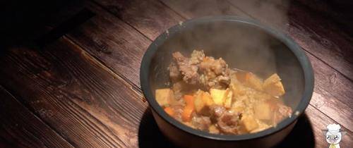 电饭煲|电饭煲芋头排骨焖饭，它比男朋友还暖