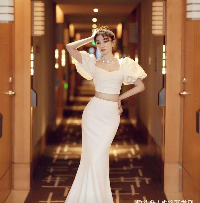 设计|黄奕的少女感一直在，穿白色方领上衣加九分阔腿裤，甜美又时尚