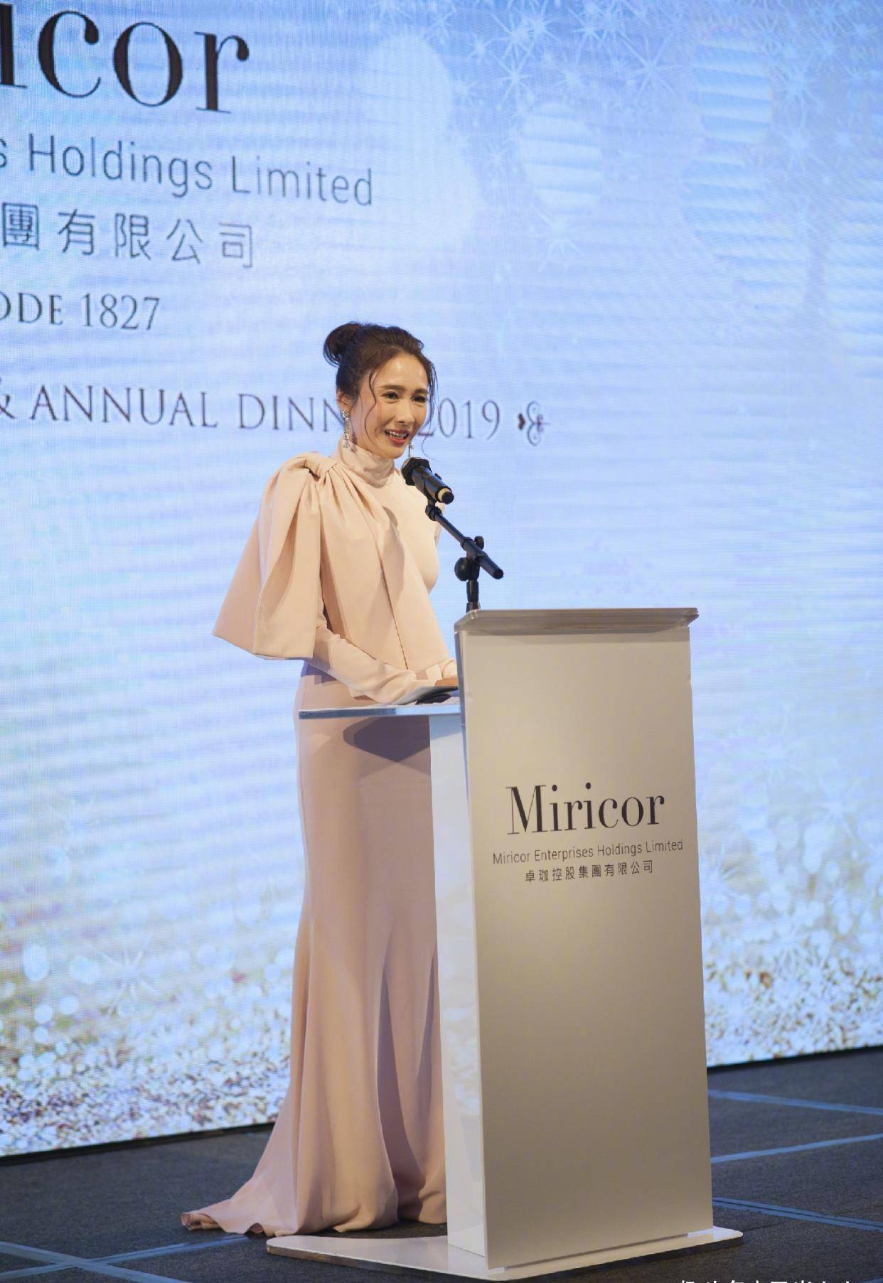 廓形|黎姿罕晒全家福,紧贴大16岁老公好甜蜜,首晒仨女儿正脸都像爸