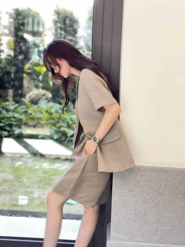 身材|刘诗诗也很适合港风，穿短裤配上蓬松发型惊艳，造型让人眼前一亮