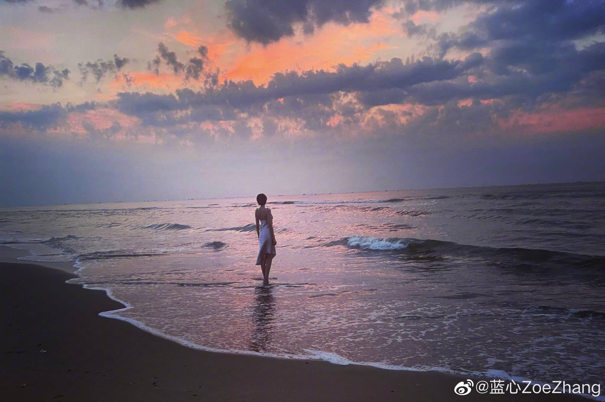 原创张蓝心穿泳装拍夏末美照,自曝至今仍单身,网友补刀:明天七夕!