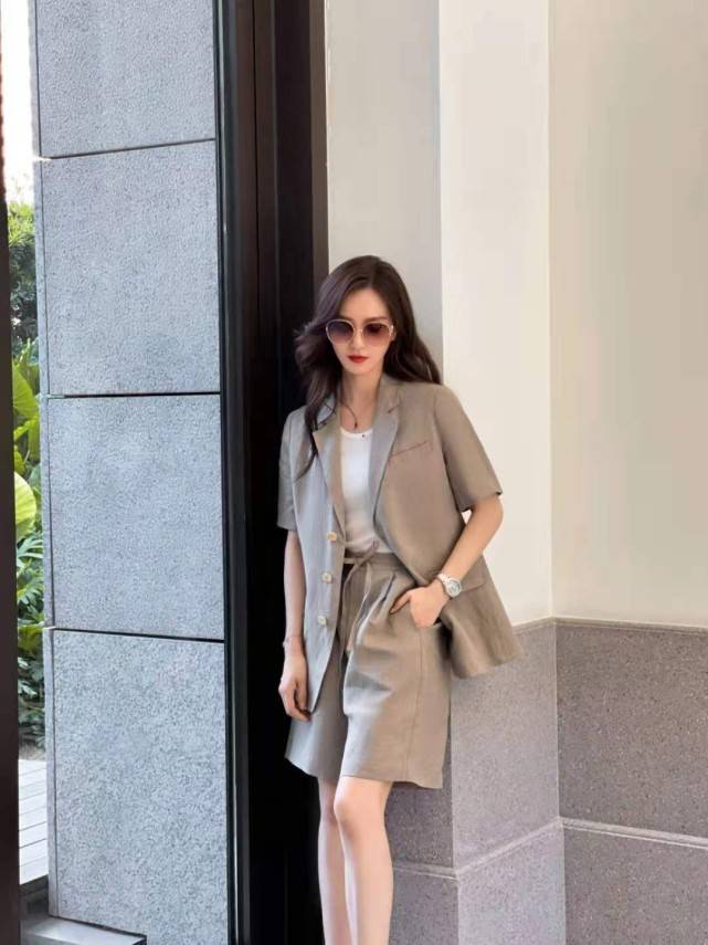 身材|刘诗诗也很适合港风，穿短裤配上蓬松发型惊艳，造型让人眼前一亮