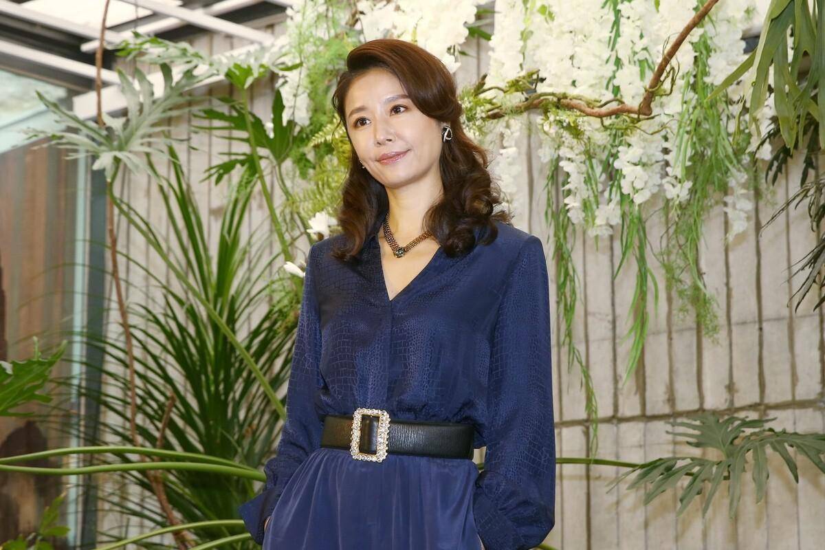 藏蓝色|林心如就算老了也有气质,藏蓝色也hold住,高级感不是装的