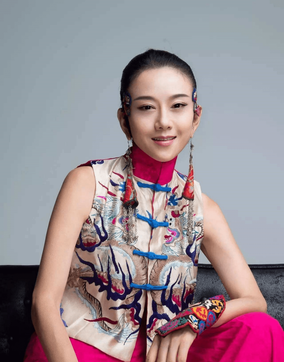 底色|不戴帽子不化浓妆的杨丽萍，真是清纯的可以，脑门锃亮更显气色