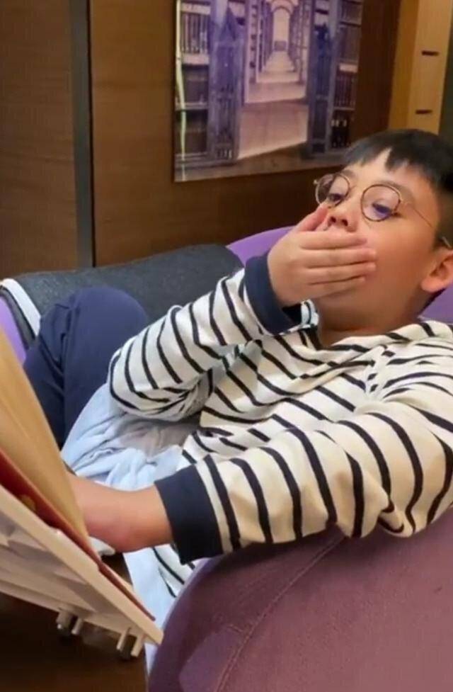 黑色|李嘉欣带儿子滑雪,穿得很“醒目”,49岁的妈妈却依旧是少女心