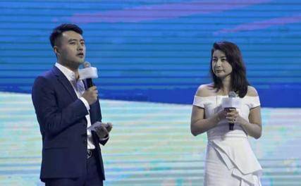 郭晶晶|郭晶晶瘦了,穿针织衫配休闲裤腿长腰细,跟邓亚萍聊天显豪门气质