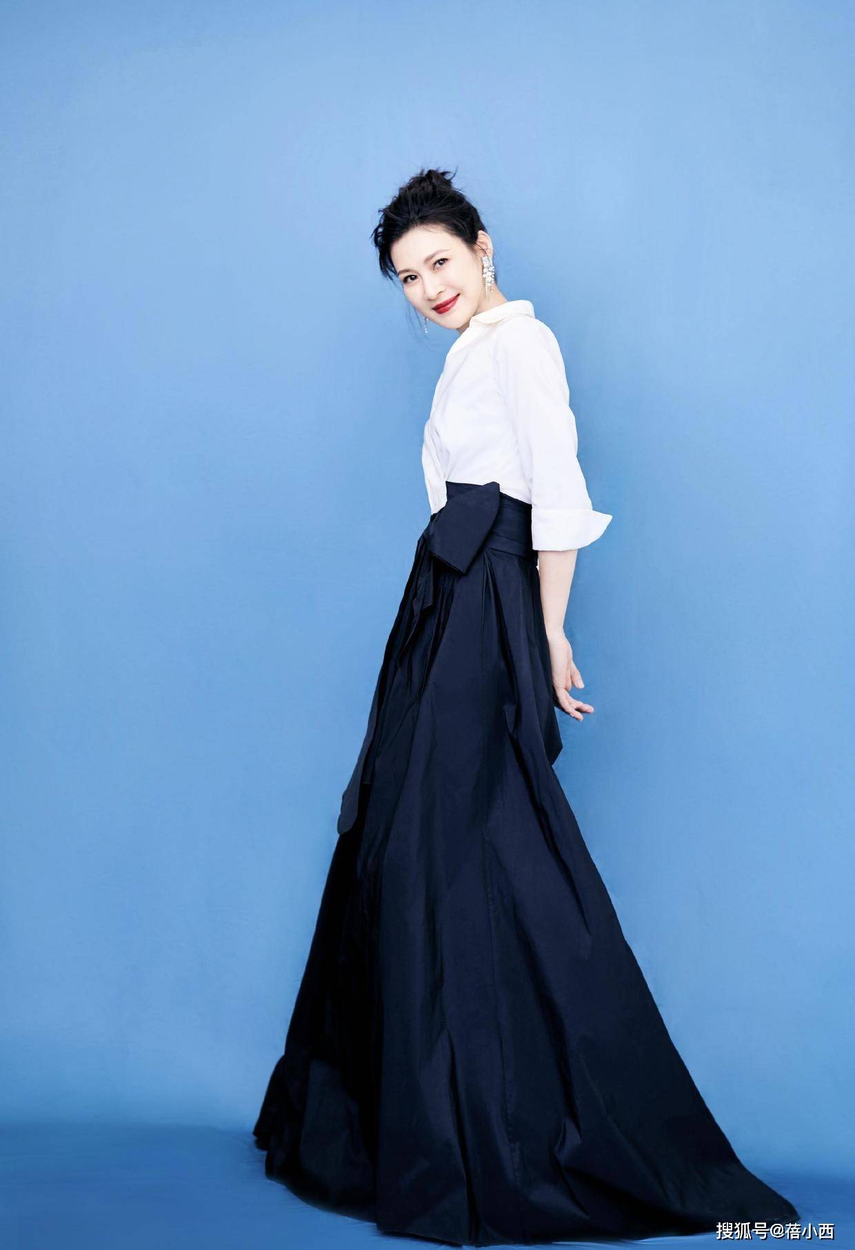 状态|童蕾真是自带贵妇气质,简单穿白色连衣裙很优雅,状态远胜同龄人