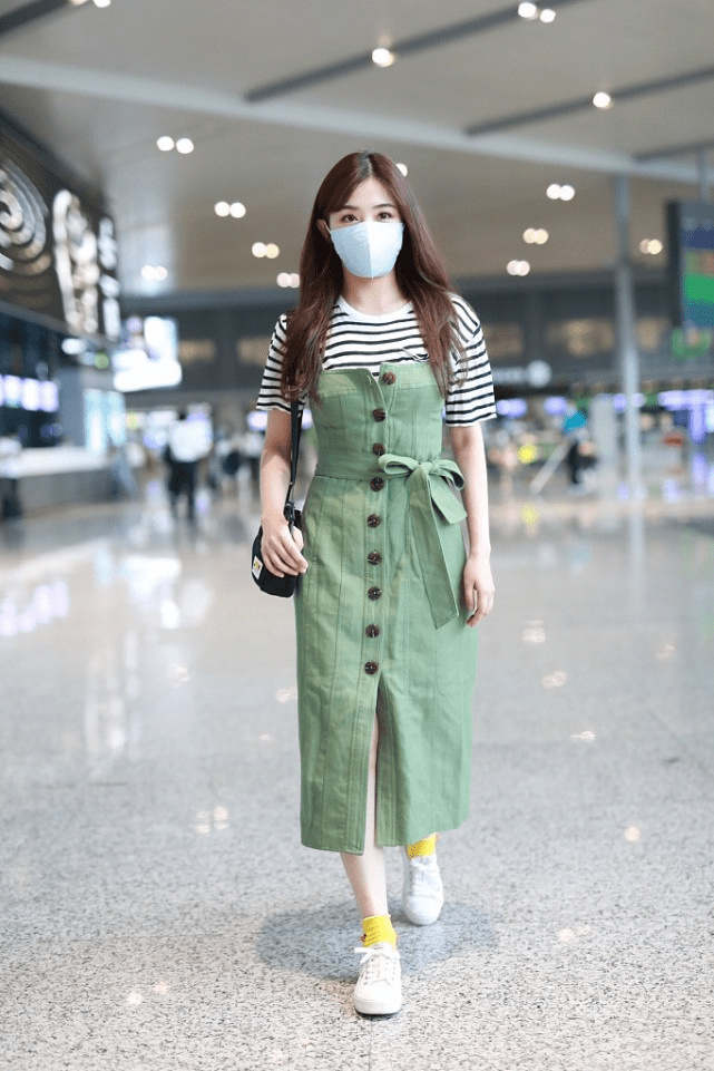 卫衣|张含韵的气质真挺甜,紫色卫衣穿得少女感十足,还是二十岁的样子