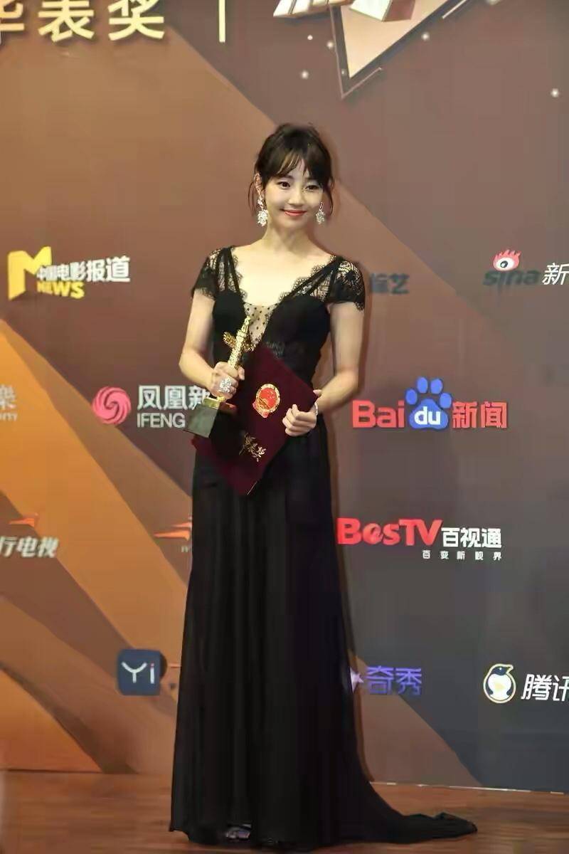 瞬间|单身后的白百何越发有女人味！穿小黑裙“腰间”挖洞，时髦又洋气