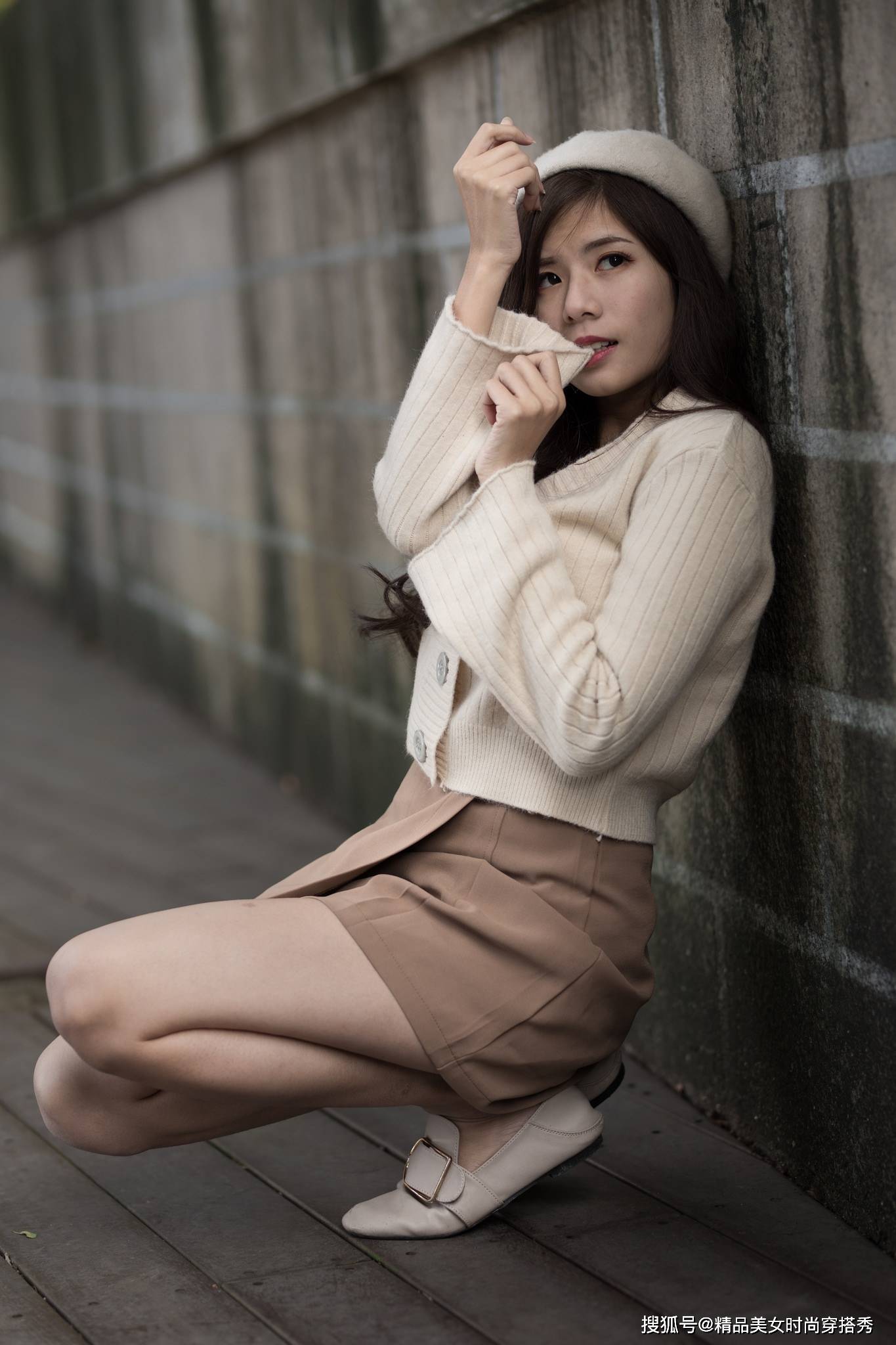 天气|米白色针织衫温柔知性,搭配带有复古味道的卡其色短裙,优雅大气