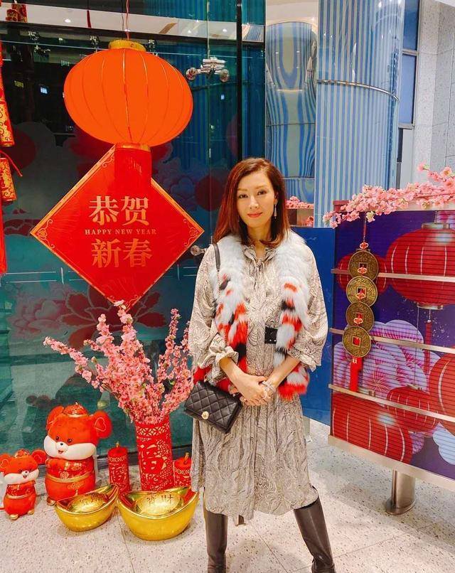 黑色|李嘉欣晒自拍！穿白衬衣雍容华贵，表面上晒美食，其实在秀大钻石