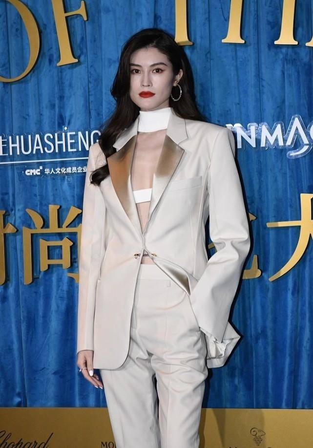 形象|何穗穿“斩男一线装”真不省心,超模身材太有优势,让人心动
