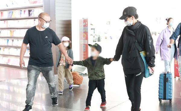 黑色|早夏搭配外套太重要！45岁梅婷走机场优雅时髦，老公发福穿短袖