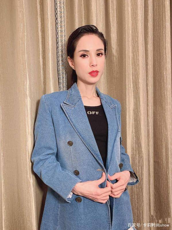 牛仔|54岁李若彤是真不会老,牛仔西装配破洞裤好年轻,气质仍似少女