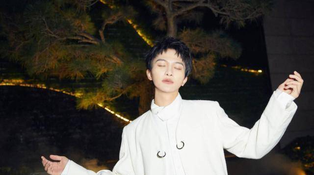 迪丽热巴|晚会上女星比美！郑爽穿“泡泡袖”像公主，迪丽热巴化起了大浓妆