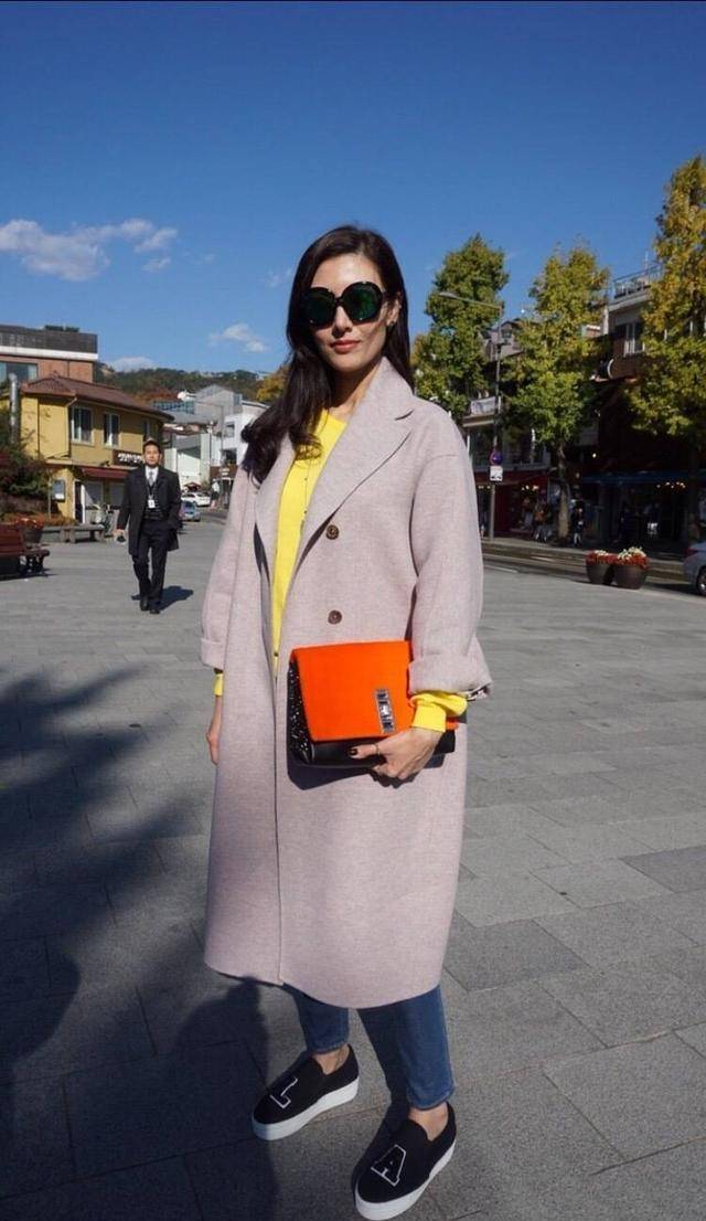 黑色|李嘉欣带儿子滑雪,穿得很“醒目”,49岁的妈妈却依旧是少女心