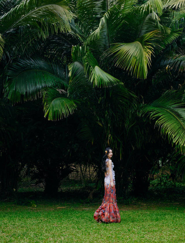 赵丽颖|赵丽颖穿搭愈发大胆起来！穿孔雀裙竟开叉到臀部，戴小花美成花魁