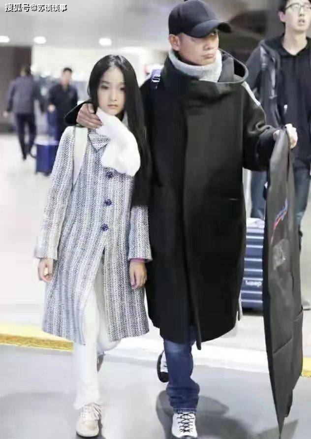 宠物|文章带宠物现身机场，穿“牛角扣”风衣配牛仔，看狗的眼神充满宠溺