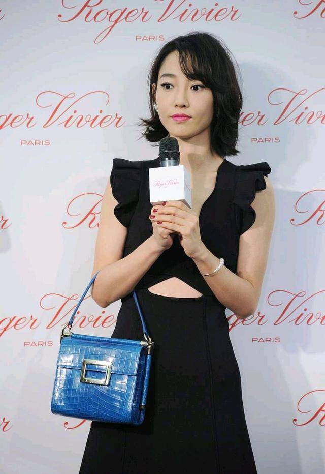 瞬间|单身后的白百何越发有女人味！穿小黑裙“腰间”挖洞，时髦又洋气
