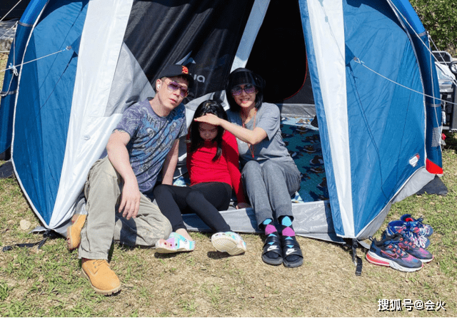 黄贯中|朱茵一家荒山野营，八岁女儿穿洞洞鞋肚子圆滚滚，全身无一件名牌