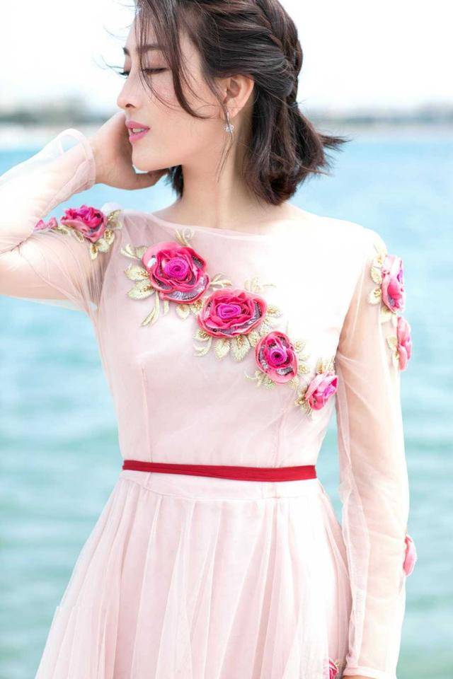 女孩子|马苏认真打扮起来不得了，一袭浅粉色礼服温柔高贵，少女感十足