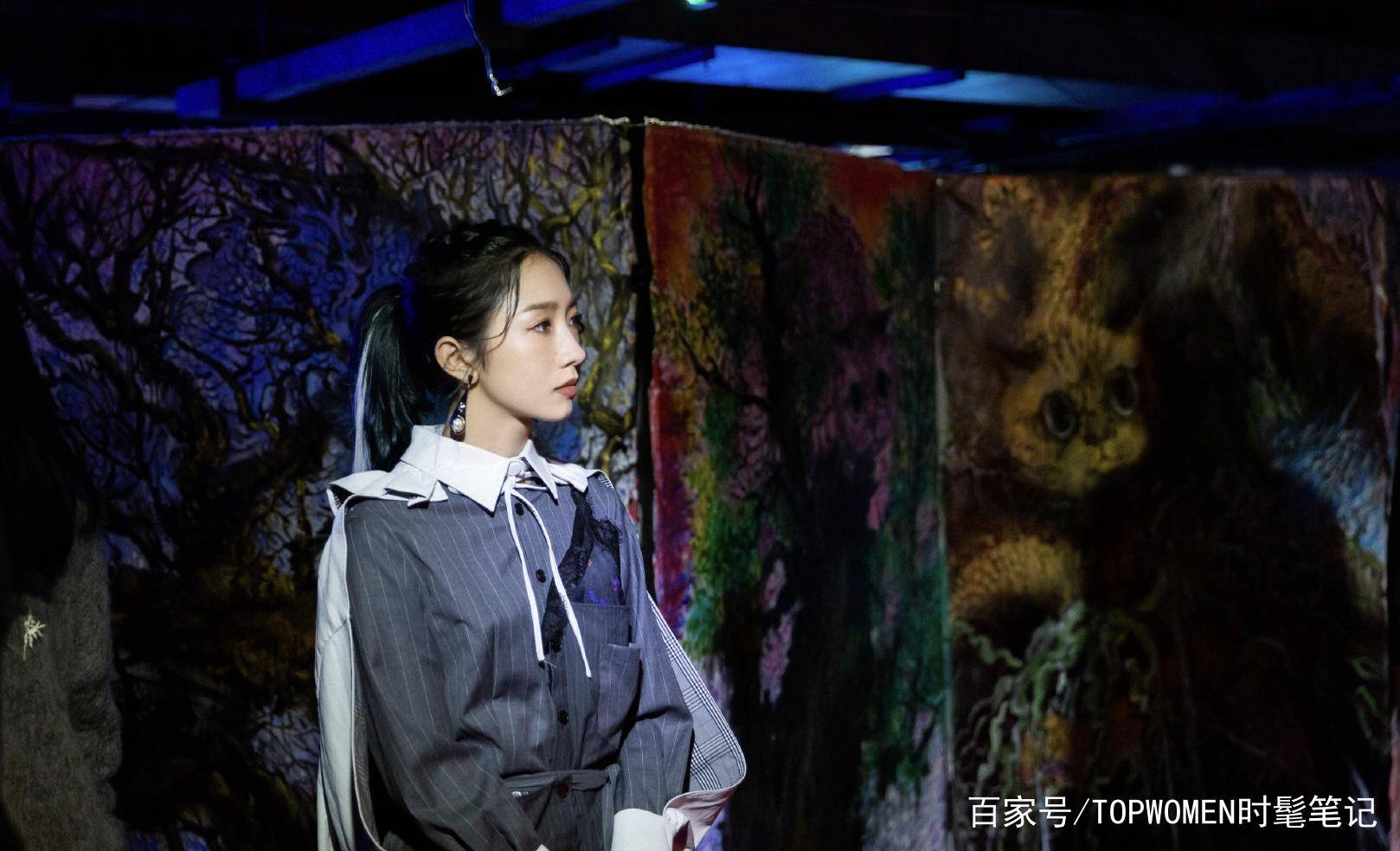 感觉|孟美岐活动造型曝光,白色斗篷搭配灰色格纹裙,优雅又帅气超迷人