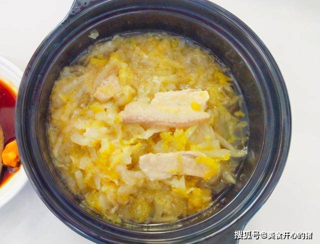 下锅|酸菜炖肉直接下锅？难怪又苦又难吃，教你正确做法，鲜香更开胃