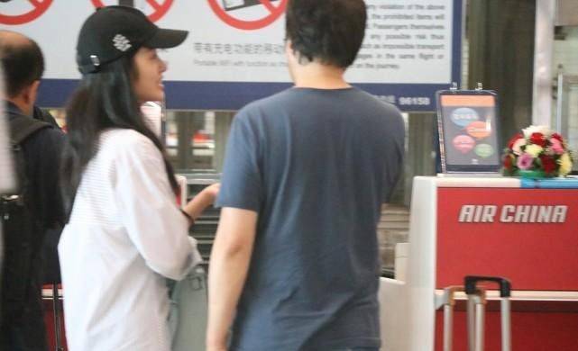 老公|杨采钰身材真好！和老公出门穿着随意也很美
