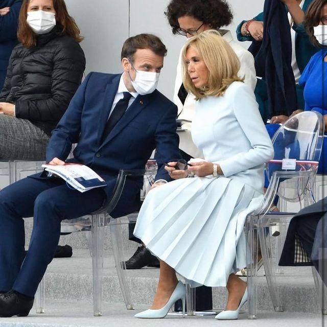 布丽|布丽吉特穿浅蓝百褶裙，看似年轻身材好，可68岁不换发型有原因！