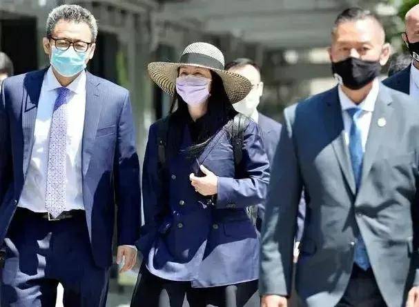 显得|孟晚舟近照曝光!造型优雅戴电子镣铐让人心疼,妹妹上综艺超潇洒