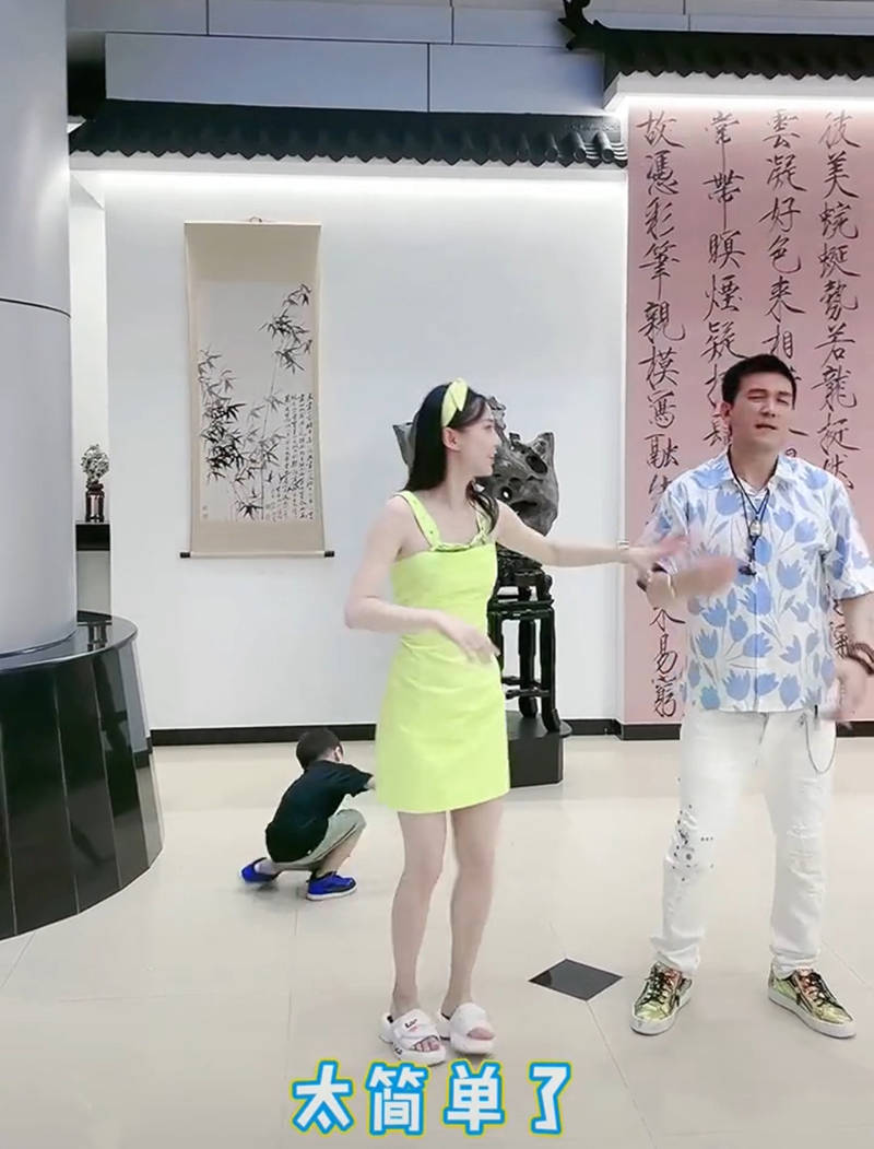 黄圣依|黄圣依心真大，穿吊带裙和杨子跳舞太入迷，后面孩子都不管了