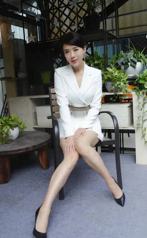 身材|北影“校花”颜丹晨 穿白色西装露细腰 明星界的一股“清流”
