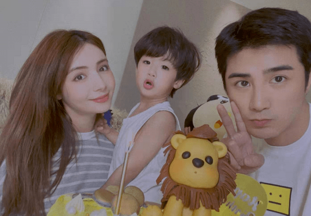 色彩|麦迪娜挺大肚为姜潮庆生!儿子罕见露正脸,穿背心五官比爸爸还帅