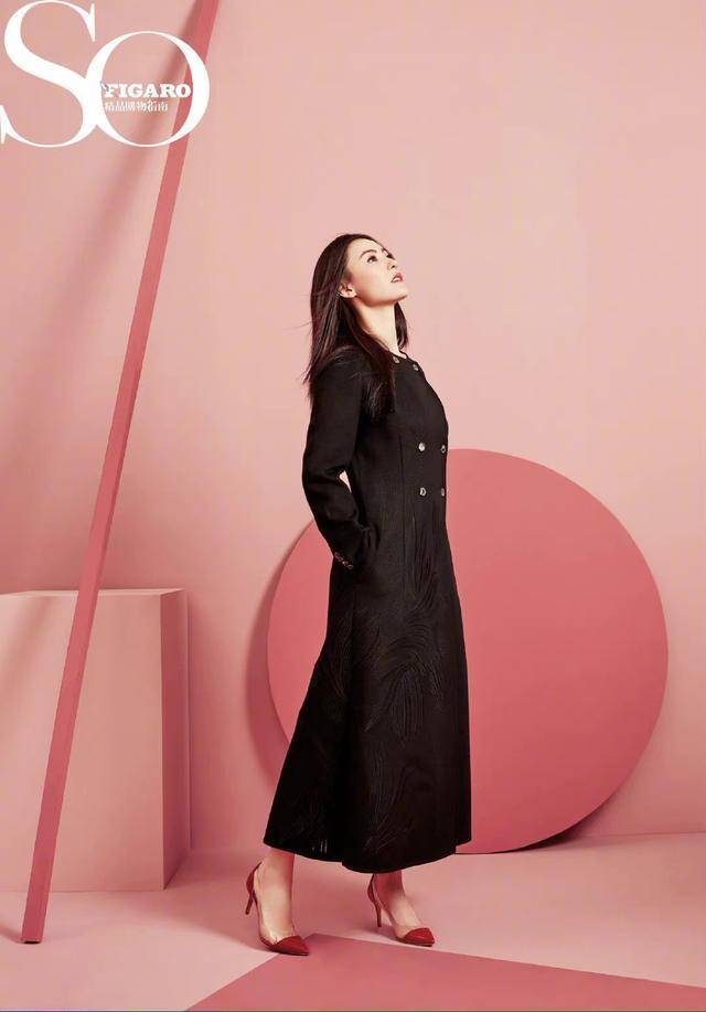 身材|41岁张柏芝粉嫩大片曝光！条纹金裙尽显九头身身材，神颜更是无敌