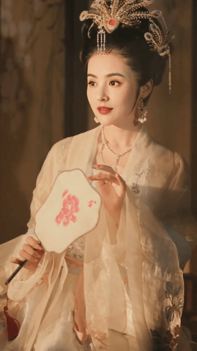 舞蹈|方媛七夕穿古装韵味足，仿若天外飞仙超惊艳，扮相不逊于明星演员