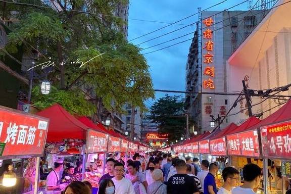 外地游客在甘肃兰州逛夜市，最大的困惑：为什么到处都有马爷？