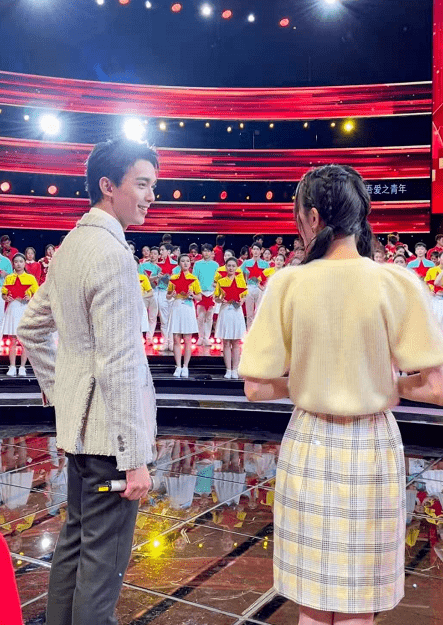 仙女|五四晚会彩排曝光！热巴穿一步裙跟吴磊同框，李沁小仙女造型超美