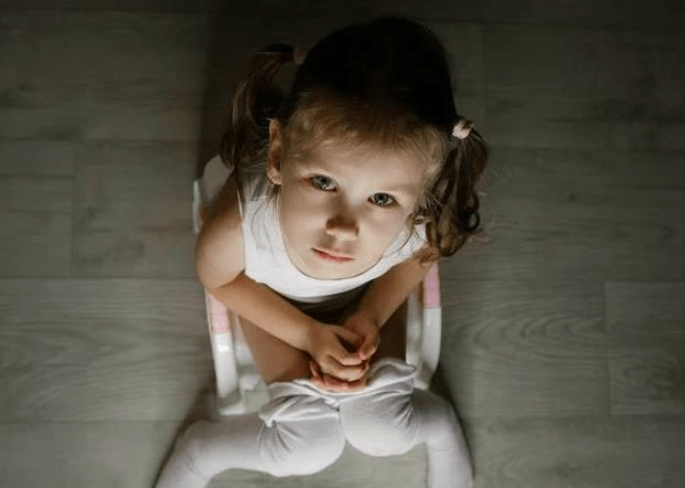 为什么孩子宁可拉在裤子里,也不肯去厕所?跟这两点有关!_大便