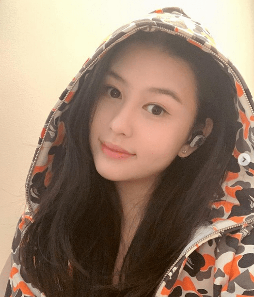 名媛|邱淑贞现身女儿20岁生日宴，母女亲密合影似姐妹，现场布置显奢华